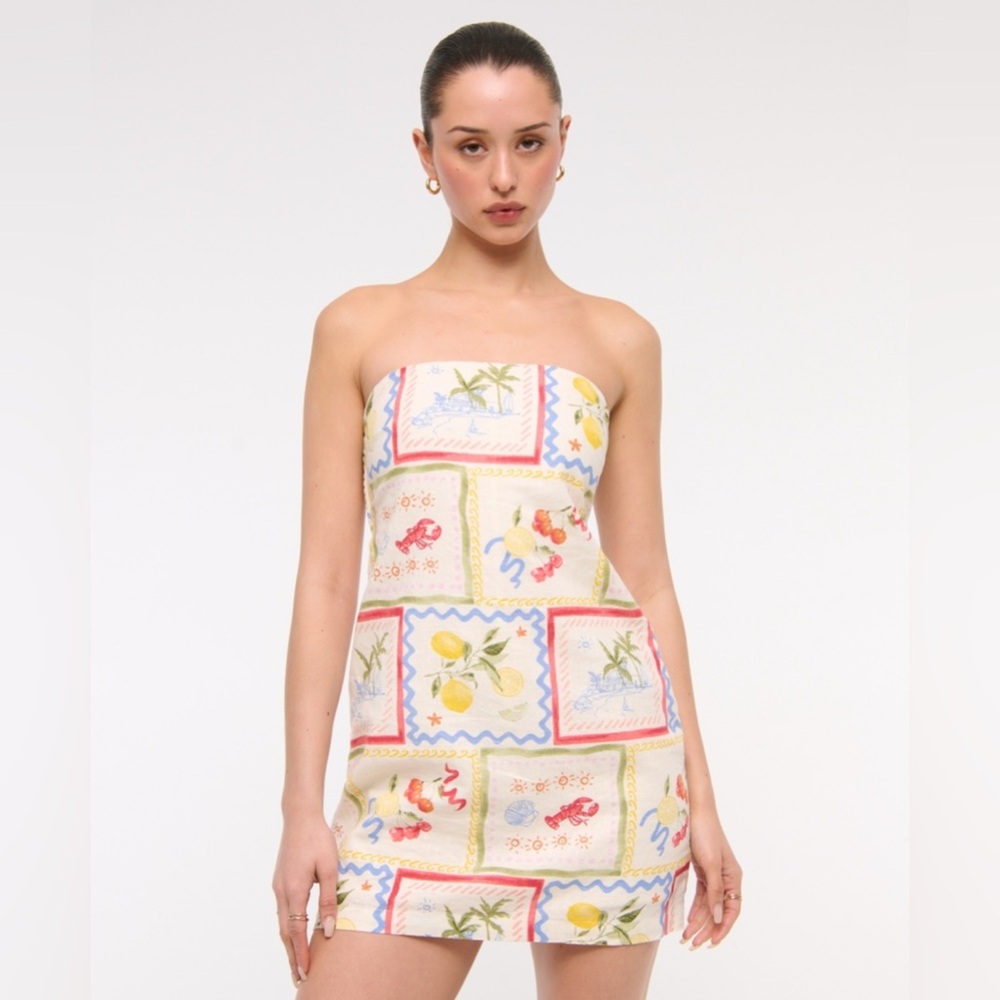 A&F Scarlett Strapless Linen-Blend Skort
Tile Print